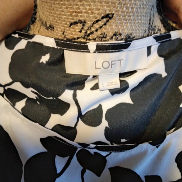 NWOT Ann Taylor Loft Black and White Floral Top - Picture 3 of 4